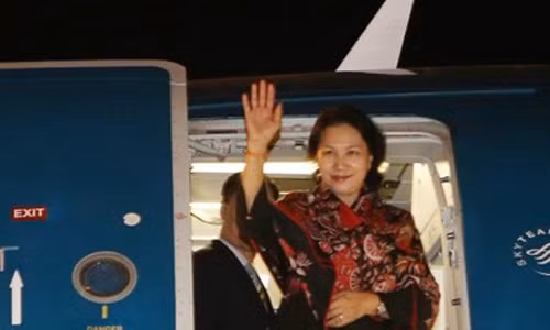 Chủ tịch Quốc hội Nguyễn Thị Kim Ngân tới sân bay Abu Dhabi để dự Hội nghị Thượng đỉnh các Nữ Chủ tịch Quốc hội thế giới lần thứ 11. (Ảnh: Trọng Đức/TTXVN. Chủ tịch Quốc hội Nguyễn Thị Kim Ngân tới sân bay Abu Dhabi để dự Hội nghị Thượng đỉnh các Nữ Chủ tịch Quốc hội thế giới lần thứ 11. (Ảnh: Trọng Đức/TTXVN.