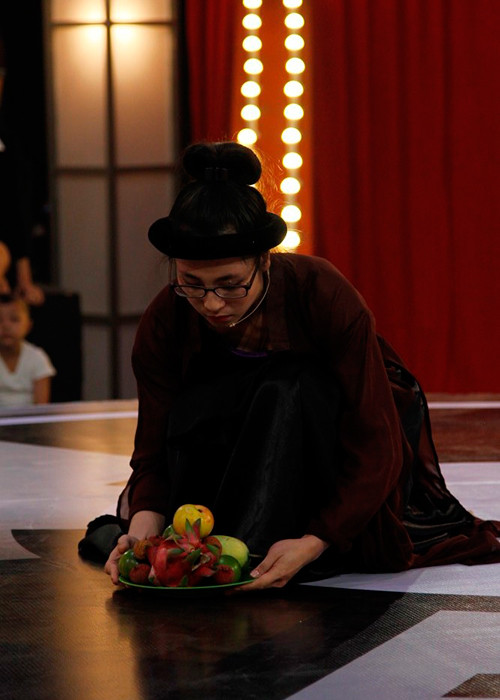 Thí sinh Tú Phụng đến từ Đà Lạt khiến giám khảo bất ngờ khi mang chương trình “kết bạn bốn phương” đến sân khấu Thách thức danh hài. Cô sẽ giới thiệu từ họ tên, quê quán, số chứng minh nhân dân đến số điện thoại. 