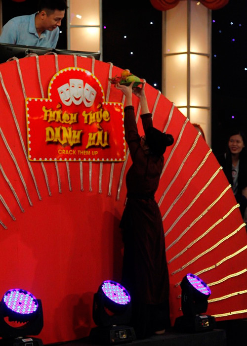 Tú Phụng còn “gây sốc” khi mang cả đĩa trái cây lên sân khấu và “cúng” Ngô Kiến Huy. 