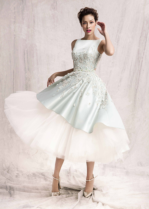 Dù chịu ảnh hưởng mạnh mẽ của thời trang Pháp và phương Tây nhưng các thiết kế của Châu Phạm vẫn không làm mất đi vẻ đẹp riêng đầy nữ tính của phụ nữ Á Đông.