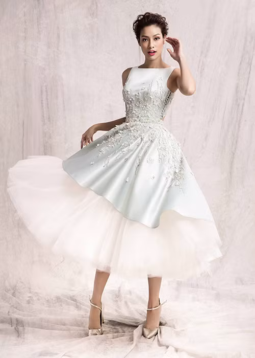 Dù chịu ảnh hưởng mạnh mẽ của thời trang Pháp và phương Tây nhưng các thiết kế của Châu Phạm vẫn không làm mất đi vẻ đẹp riêng đầy nữ tính của phụ nữ Á Đông.