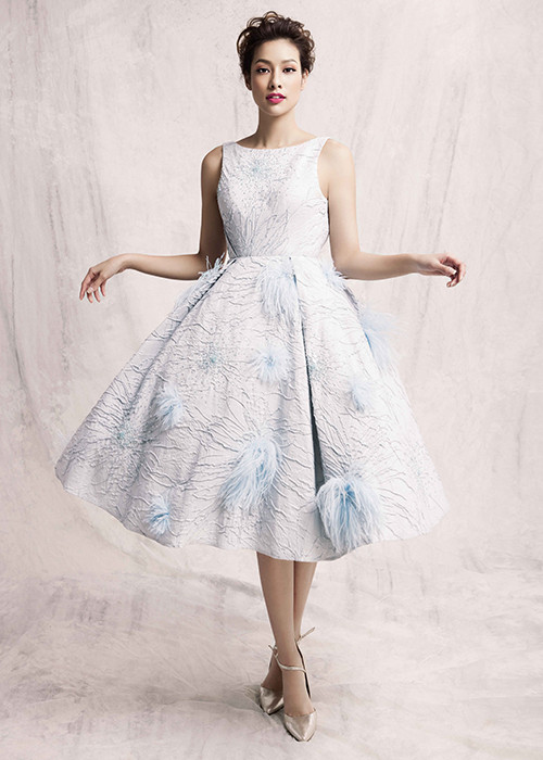 Những thiết kế đơn giản nhưng sang trọng đã tôn lên vẻ kiêu sa, gợi cảm cho người mặc.