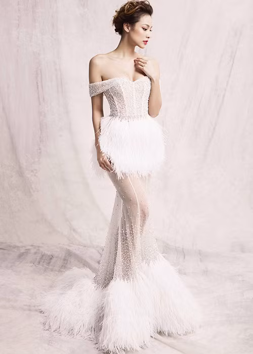 Lilly Nguyễn khoe nét quyến rũ trong một mẫu váy đính kết pha lê, lông vũ của NTK Châu Phạm.