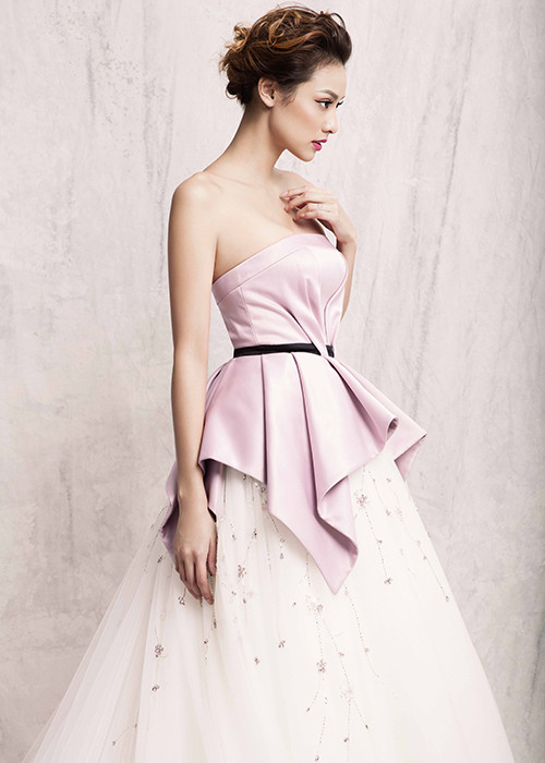 Để chào đón Giáng sinh đang tới gần, Lilly Nguyễn đã thực hiện bộ ảnh hóa thân nàng công chúa tuyết xinh đẹp.