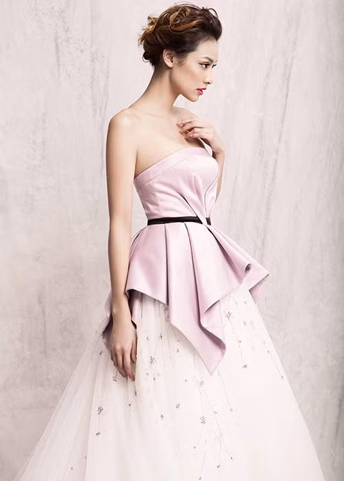 Để chào đón Giáng sinh đang tới gần, Lilly Nguyễn đã thực hiện bộ ảnh hóa thân nàng công chúa tuyết xinh đẹp.