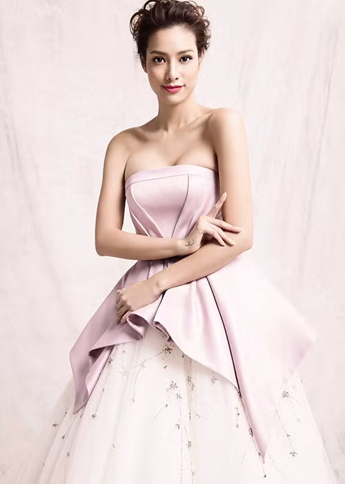 Trong bộ ảnh mới, cựu thí sinh The Face Việt Nam diện các mẫu thiết kế nằm trong BST Xuân Hè 2017 mang tên “Những cánh tuyết và hoa mùa xuân” của Châu Phạm.