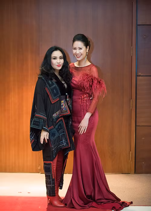 Hoa mi ban co dien Thu Ha quyen ru voi sac do-Hinh-10