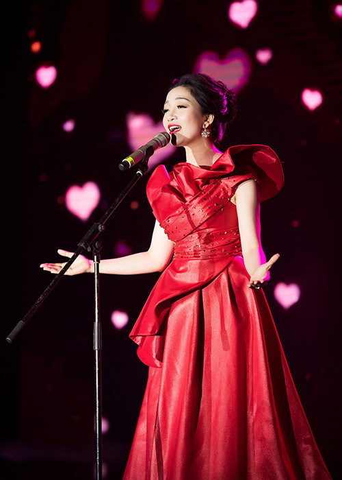 Hoa mi ban co dien Thu Ha quyen ru voi sac do-Hinh-7