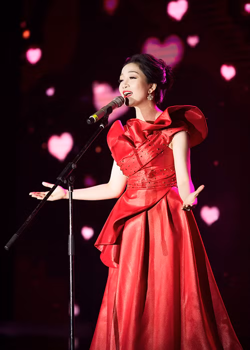 Hoa mi ban co dien Thu Ha quyen ru voi sac do-Hinh-7