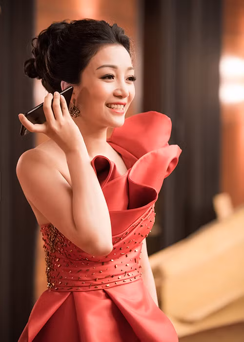 Hoa mi ban co dien Thu Ha quyen ru voi sac do-Hinh-3