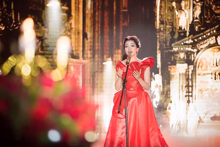 Hoa mi ban co dien Thu Ha quyen ru voi sac do-Hinh-5