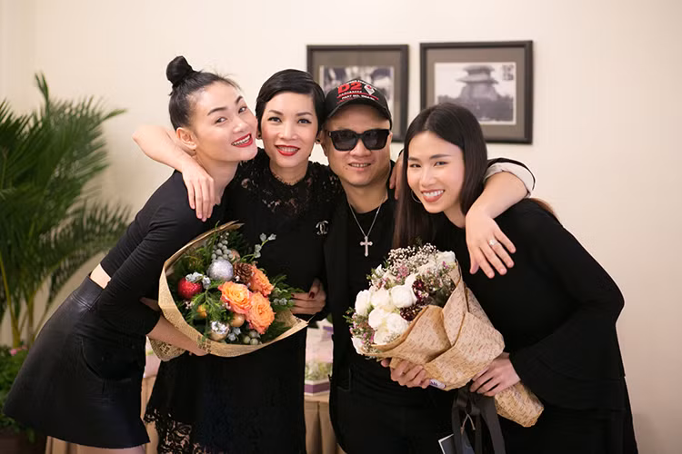 Ngoài Xuân Lan, Thùy Trang (ngoài cùng bên trái) và Trần Thanh Thủy cũng đến chúc mừng nam thiết kế họ Đỗ.