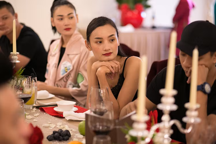 Đến tham dự tiệc sinh nhật của Đỗ Mạnh Cường, người mẫu Lê Thúy xuất hiện đơn giản với chiếc đầm đen hai dây.