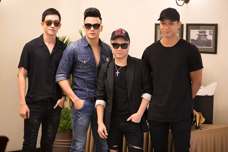 Võ Cảnh (ngoài cùng bên trái), Vũ Mạnh Hiệp lại đơn giản, cá tính với sắc đen bên Đỗ Mạnh Cường tại bữa tiệc.