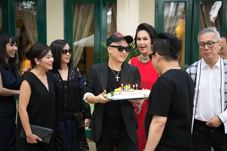 Năm 2016 đã khép lại với những thành công mới trong sự nghiệp thiết kế thời trang của Đỗ Mạnh Cường.