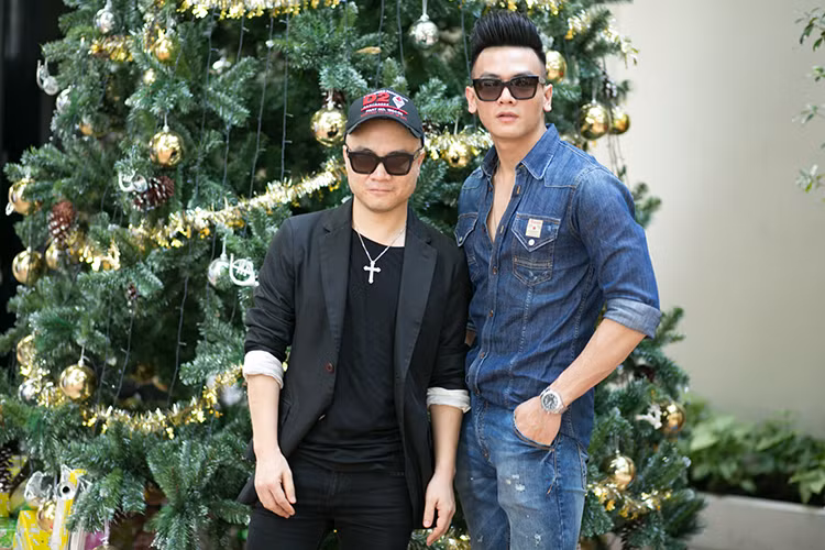 Đến dự tiệc sinh nhật của NTK Đỗ Mạnh Cường, người mẫu Lê Xuân Tiền trẻ trung với cả cây denim.