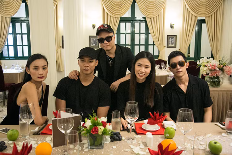 Từ năm 2011 đến nay, Lê Thúy là “nàng thơ” gắn bó trong nhiều dự án lớn nhỏ của nam thiết kế họ Đỗ. Cô cũng được đàn anh giúp đỡ, định hướng khá nhiều trong sự nghiệp.