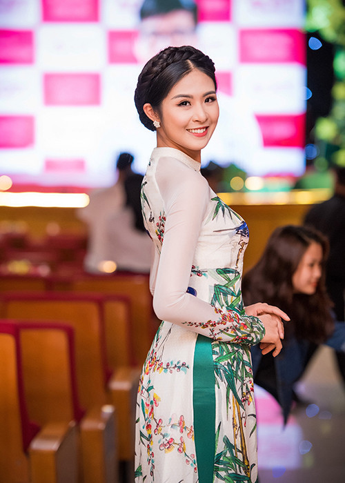 Hoa hậu Việt Nam 2010 nhanh chóng rời sự kiện để ra sân bay cho chuyến bay muộn.