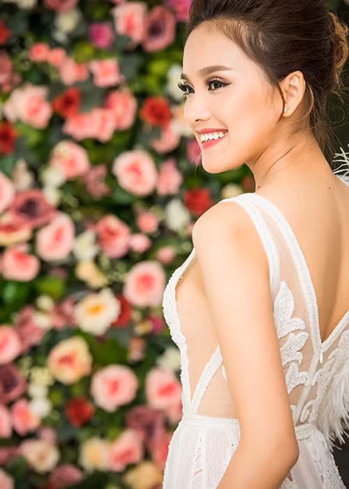 Ngồi vị trí giám khảo cuộc thi, Tố Như đầy gợi cảm trong bộ đầm ren trắng xuyên thấu.