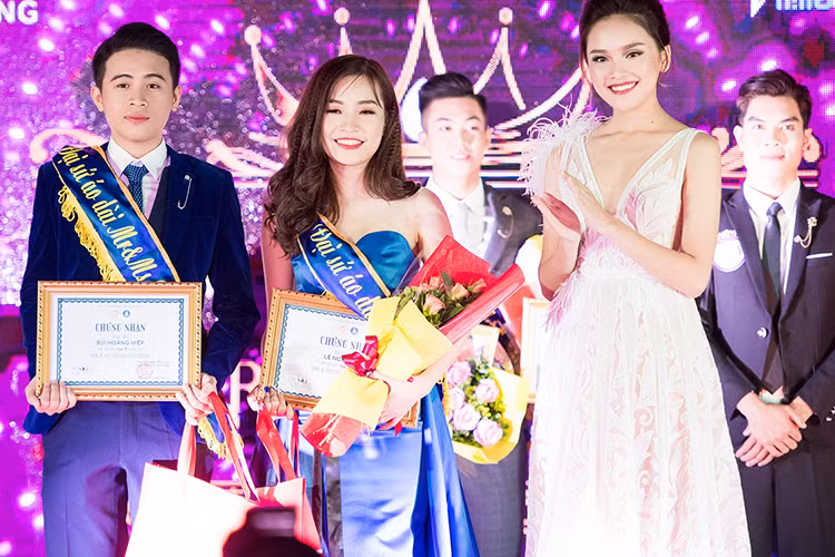 Tố Như rạng rỡ trên sân khấu khi lên trao giải cho các thí sinh giành chiến thắng.