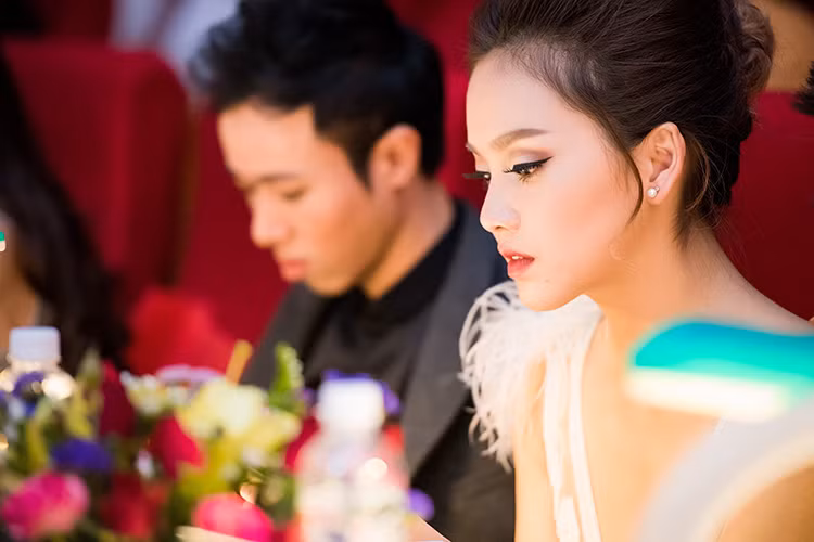 Làm giám khảo cuộc thi diễn ra tối qua, Gương mặt khả ái của Hoa hậu Việt Nam 2016 hút mọi ánh nhìn bởi nhan sắc xinh đẹp.