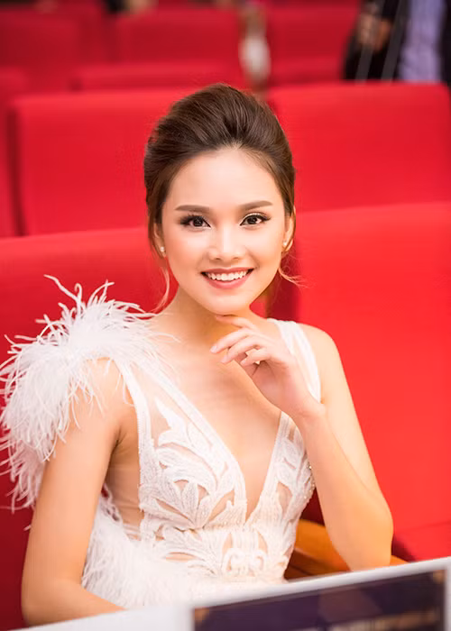 Dù chỉ dừng bước ở top 10 cuộc thi Hoa hậu Việt Nam 2016 nhưng Tố Như khá đắt show sự kiện.