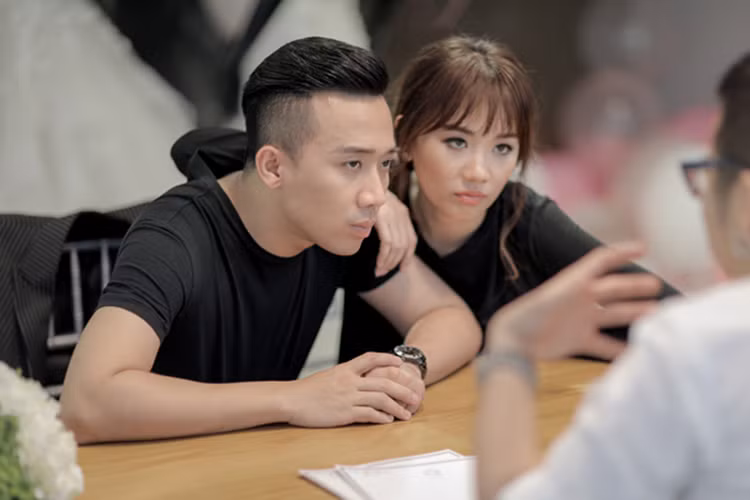 Hiện tại, cả hai vẫn đang bận rộn với công việc riêng. Thậm chí, theo nhiều nguồn tin tiết lộ với Vietnamnet, một ngày trước đám cưới (ngày 24/12), Trấn Thành vẫn phải tham gia một show diễn của một đàn anh trong nghề. (Ảnh: Khám phá) 