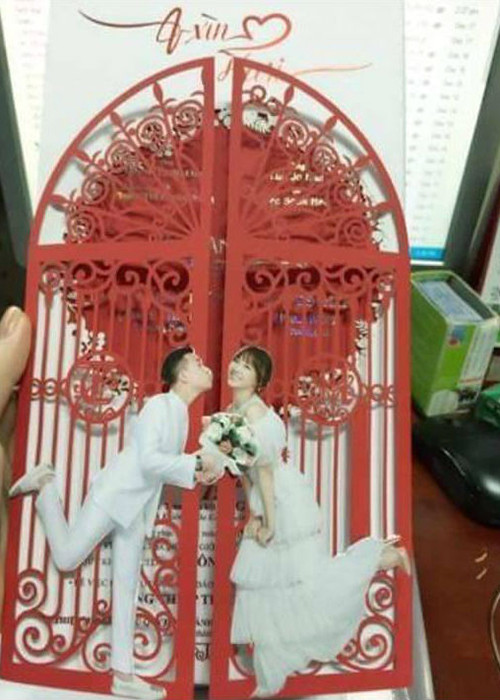Hiện tại, thiệp cưới Trấn Thành - Hari Won đã được gửi tận tay mọi người. Tấm thiệp được thiết kế sang trọng với tông màu trắng đỏ làm chủ đạo và hình ảnh cô dâu chú rể được in nổi bắt mắt ở bên ngoài. (Ảnh: Vietnamnet) 