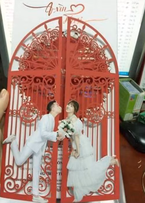 Hiện tại, thiệp cưới Trấn Thành - Hari Won đã được gửi tận tay mọi người. Tấm thiệp được thiết kế sang trọng với tông màu trắng đỏ làm chủ đạo và hình ảnh cô dâu chú rể được in nổi bắt mắt ở bên ngoài. (Ảnh: Vietnamnet) 