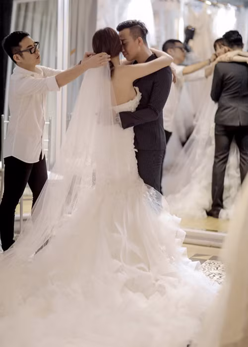 Đến thử trang phục cưới vào tối ngày 19/12 vừa qua, Trấn Thành - Hari Won quấn quýt không rời. Cả hai liên tục trò chuyện và vẫn dành cho nhau những cử chỉ tình cảm như thường thấy. (Ảnh: Dân Việt) 
