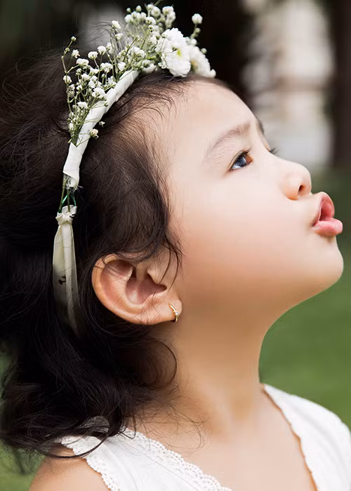 Bé Na càng lớn càng xinh xắn, đáng yêu. Trong bộ ảnh chụp cùng mẹ, cô nhóc trông như một thiên thần trong chiếc váy trắng. 