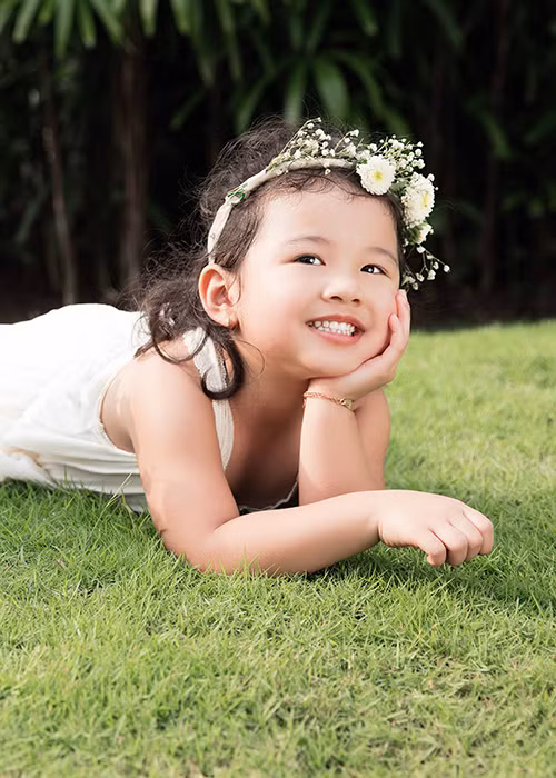 Nàng công chúa nhà Jennifer Phạm thừa hưởng mái tóc xoăn của mẹ nhưng đường nét gương mặt lại giống hệt bố. 