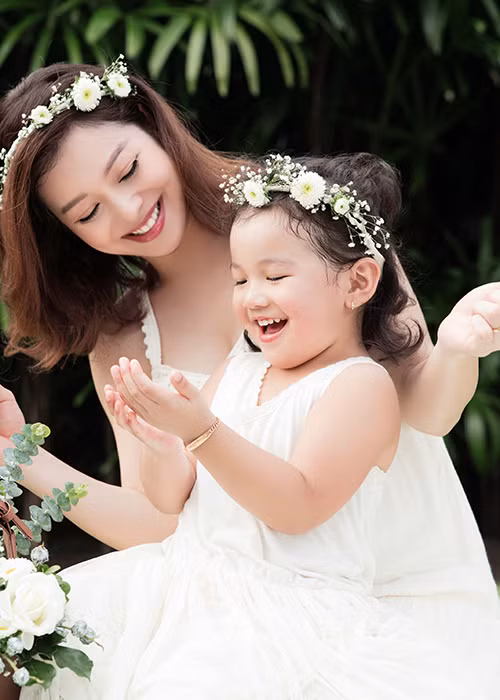 Người đẹp tăng cân nhiều so với lúc còn son rỗi nhưng gương mặt của cô gần như không thay đổi. 