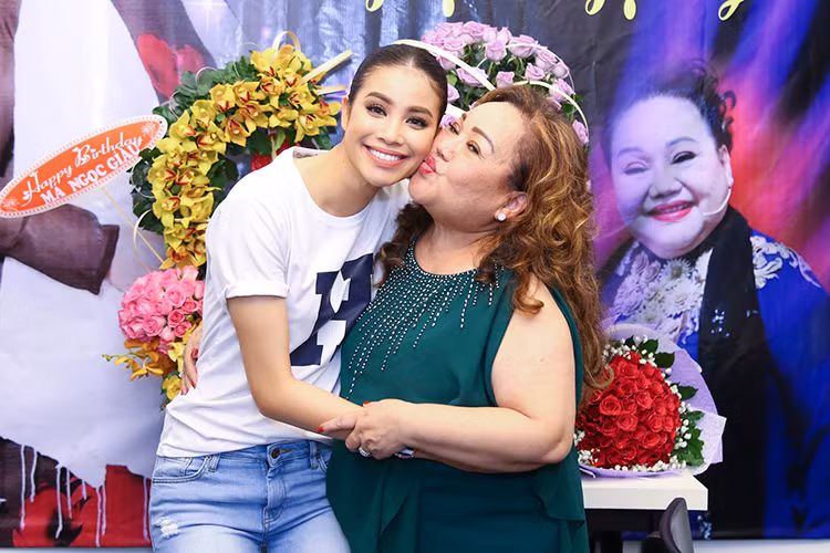 Để đáp lại tình cảm của NSND Ngọc Giàu, Hoa hậu Hoàn vũ Việt Nam 2015 đã bí mật tổ chức một bữa tiệc sinh nhật cho “bà ngoại”.