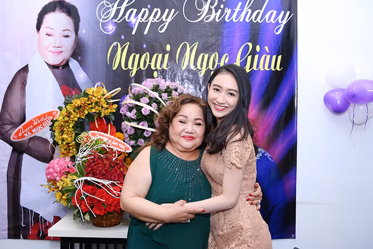 Giống như Phạm Hương, Hà Thu và Bảo Như cũng có mối quan hệ rất thân thiết với NSND Ngọc Giàu và được bà nhận làm “cháu ngoại nuôi”.