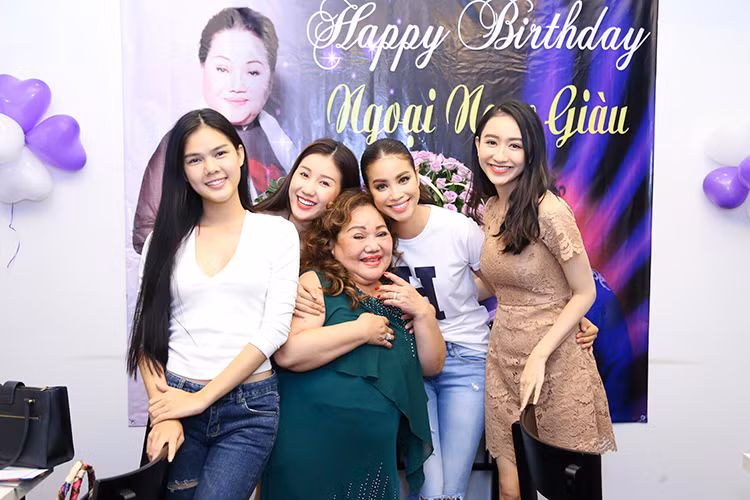 Chung tay mở tiệc đón tuổi mới cho NSND Ngọc Giàu cùng Phạm Hương là 2 á hậu: Hà Thu (ngoài cùng bên phải) và Bảo Như (thứ hai bên trái).
