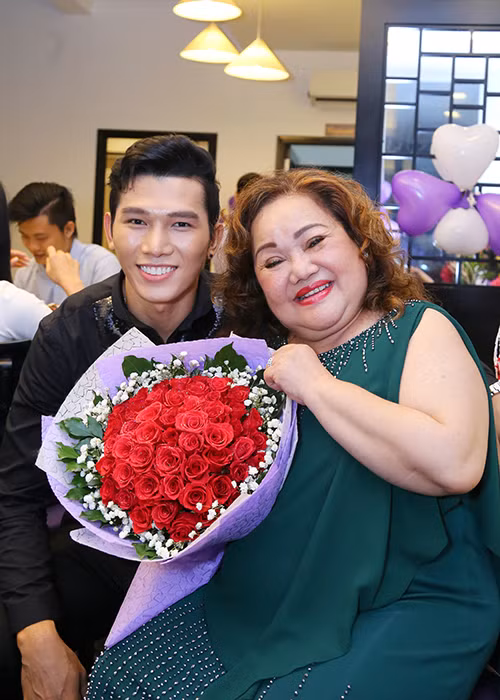 Ngoài Phạm Hương, Bảo Như và Hà Thu, bữa tiệc mừng sinh nhật NSND Ngọc Giàu còn có sự góp mặt của nam vương Ngọc Tình.