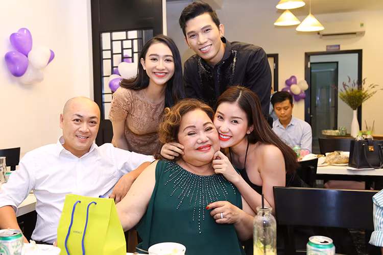 Biết NSND Ngọc Giàu thích món Huế, Phạm Hương đã quyết định “dụ” “bà ngoại” cùng chồng của bà đến quán ăn của Hà Thu.