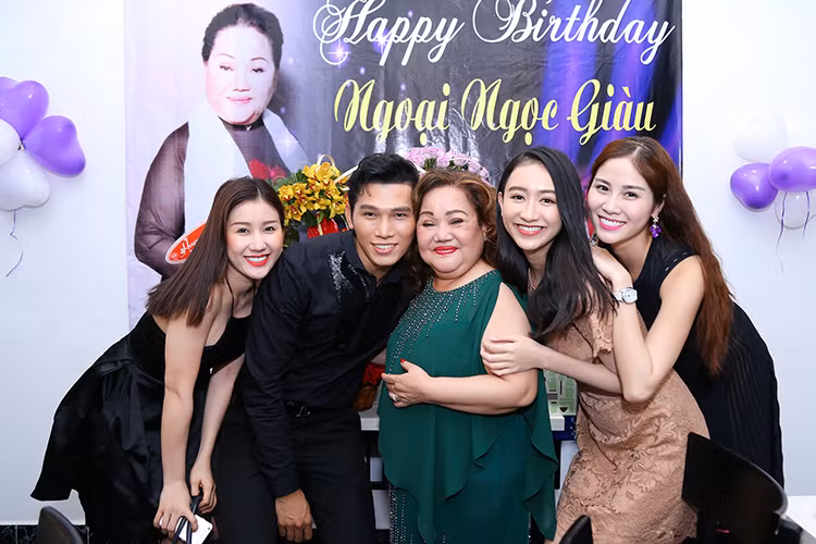 NSND Ngọc Giàu đã có một bữa tiệc sinh nhật vô cùng ấm áp bên cạnh những người thân yêu.