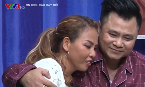 Tu Long mac vay ngu goi cam tren san khau On gioi...