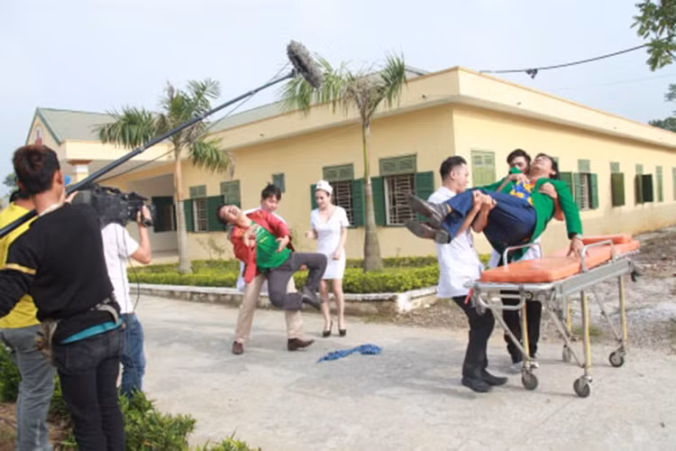 Trong lúc ghi hình phần 7 của series “Đại gia chân đất”, hai nghệ sĩ đã bị trầy xước nhẹ khi thực hiện một cảnh quay phải nằm trên xe băng ca trong hoàn cảnh bị ngất. (Ảnh: Người đưa tin)