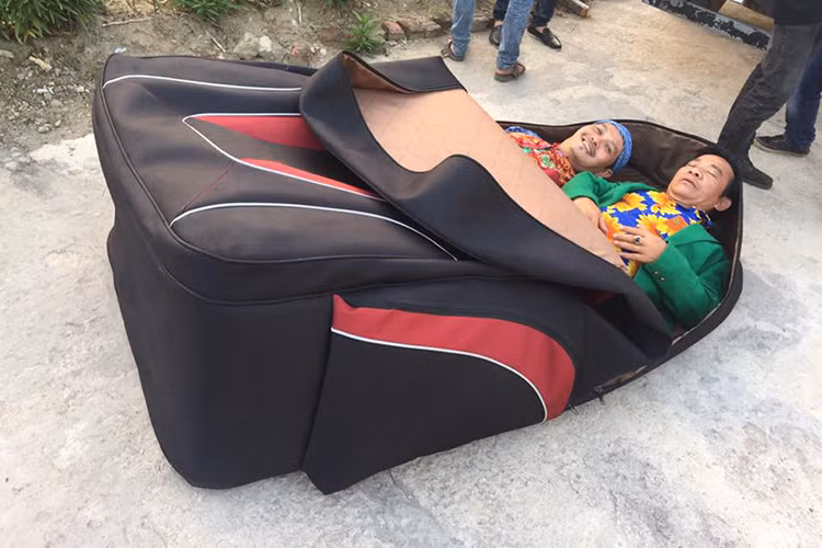 Nội dung hài Tết 2017 “Đại gia chân đất 7” vẫn kể về câu chuyện của ông Tích và ông Sự - hai vị "đại gia chân đất" vừa là bạn thân vừa là thông gia của nhau. (Ảnh: Facebook nhân vật)