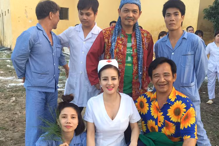 Thích huênh hoang khoác lác, ham mê sắc đẹp, ông Tích và ông Sự rơi vào những hoàn cảnh dở khóc dở cười. (Ảnh: Facebook nhân vật)