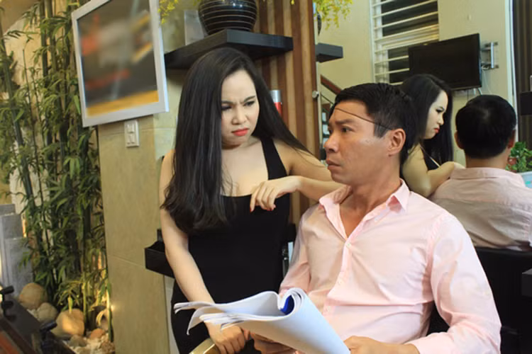 Nhân vật của Công Lý là Ngông - một công tử giỏi võ. Tuy nhiên, vốn hám gái, chàng thiếu gia này rất yêu chiều cô bạn gái Mộng Mơ (Trương Phương). (Ảnh: Báo Đất Việt)