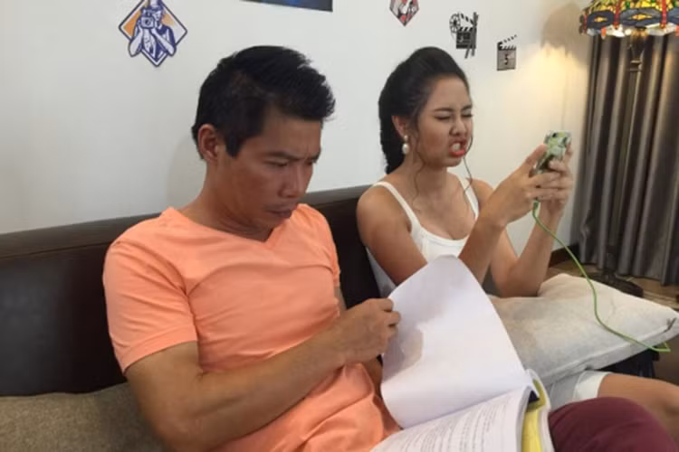 Trong phim, Công Lý và Tường Vy rất thân thiết với nhau. Cả hai đã có màn tung hứng ăn ý. (Ảnh: Facebook đạo diễn Phạm Đông Hồng)