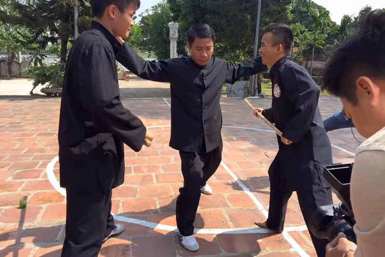 Để nắm chắc phần thắng trong tay, nhân vật của Công Lý sẵn sàng ăn trộm cuốn bí kíp võ công mà bố rất coi trọng. (Ảnh: Facebook Công Lý)