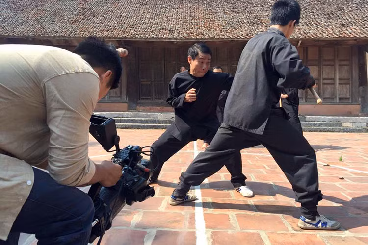 Với “Bí tịch thất truyền”, Công Lý lần đầu đóng phim võ thuật nhưng anh tự mình thực hiện các màn đấm đá, đỡ đòn và chỉ nhờ đóng thế ở cảnh quay quá phức tạp. (Ảnh: Facebook Công Lý)