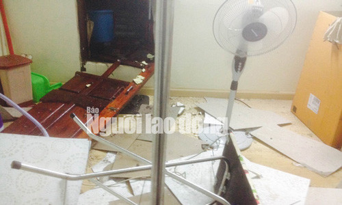 Một nhà dân bị sập cửa, nền nhà bị vỡ trong vụ nổ