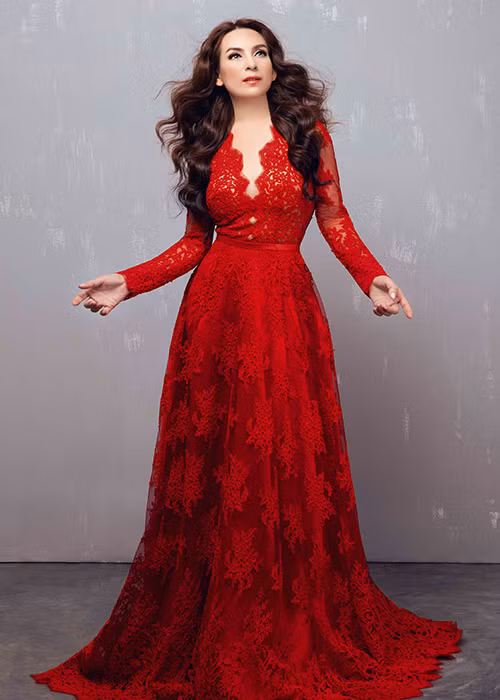 Khán giả thường nhớ đến Phi Nhung với hình ảnh áo dài. Trong bộ ảnh mới, cô quyết định thay đổi hình ảnh một chút.