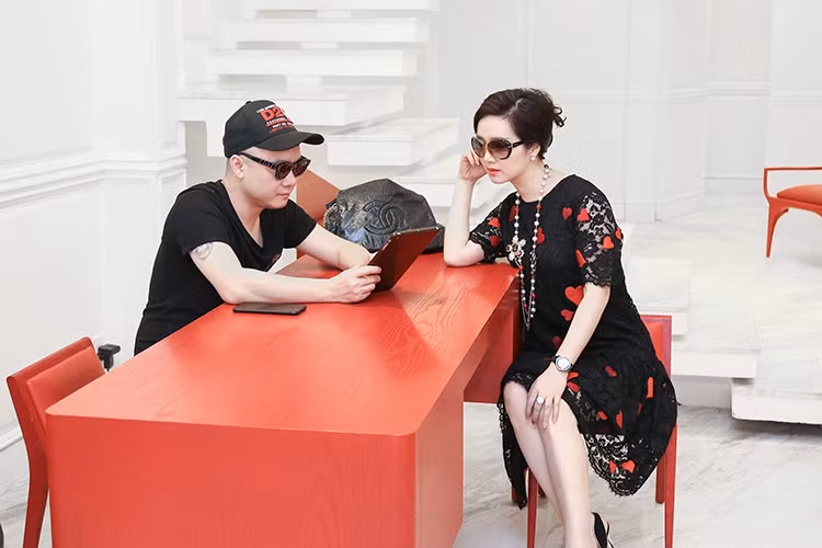 Trước đó, Đỗ Mạnh Cường đã có buổi làm việc với Hoa hậu Giáng My khi mời cô làm MC cho show thời trang của anh. Cả hai đã bàn bạc kỹ lưỡng về mạch chương trình, phong thái, cách dẫn dắt phù hợp cũng như trang phục của cô trong show diễn.